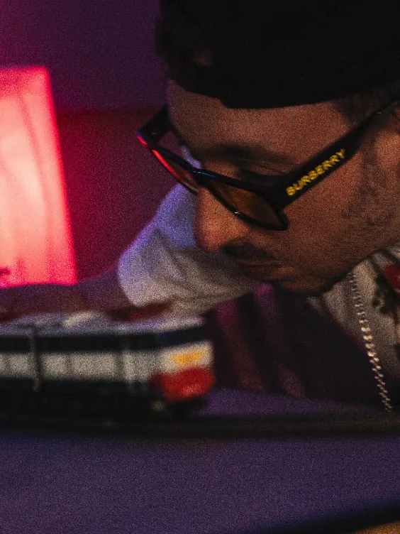 Garelli con un trenino Intercity, per l'uscita di Intercity Notte di Vegas Jones